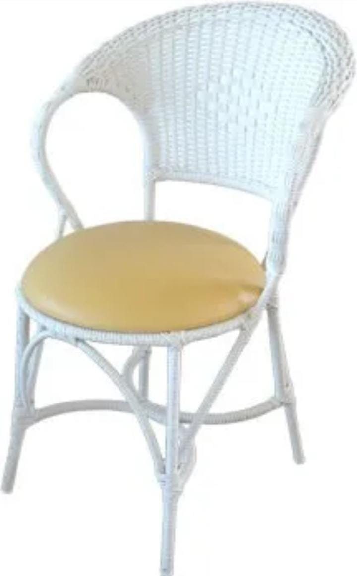 Conjunto sendo 2  Cadeiras e Mesa Bolena