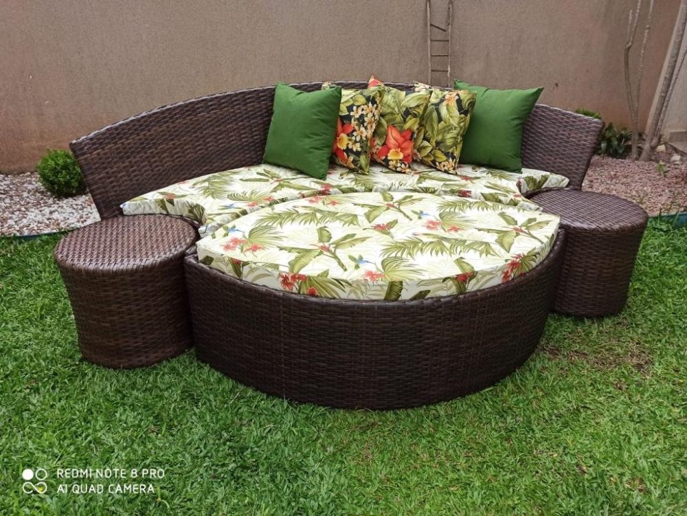 Conjunto Agata chaise com puff em fibra sintética